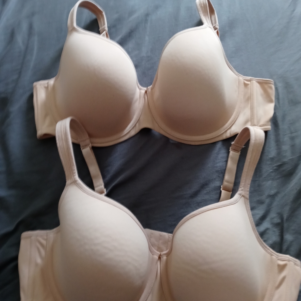 Two bras brand new tshirt washed once